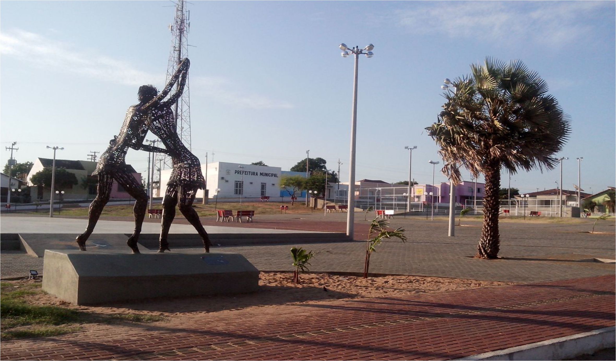 Escultura de ferro doada pelo Projeto A cara alegre do Piauí