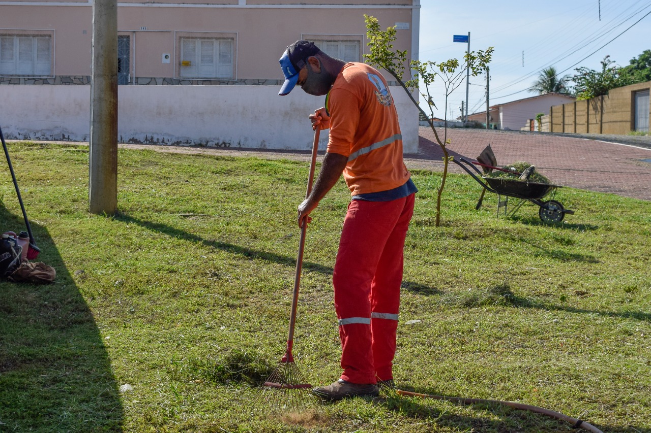 Equipe de limpeza pública realiza serviços diariamente pela cidade