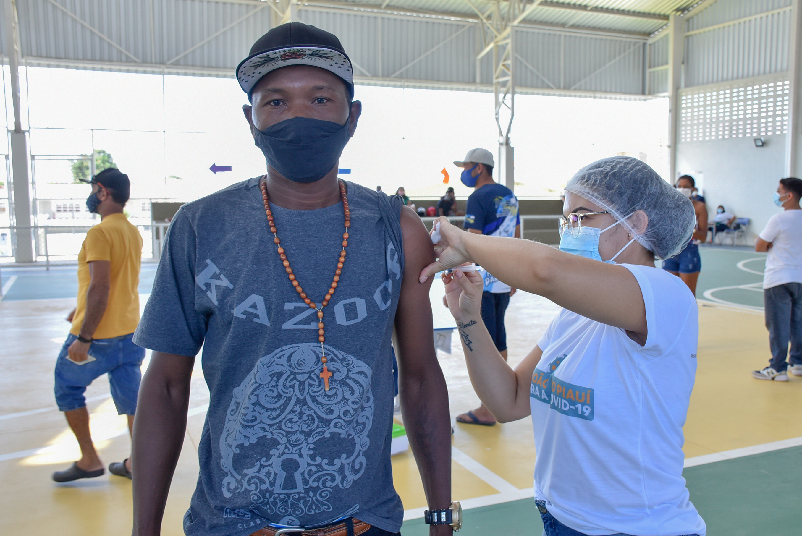 Funcionários da limpeza pública e caminhoneiros são vacinados em São João do Piauí